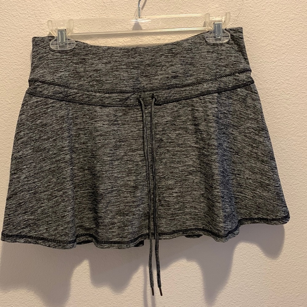 kyodan Womens Gray Sport Skirt with shorts. Draw String Waist. Size Medium. 